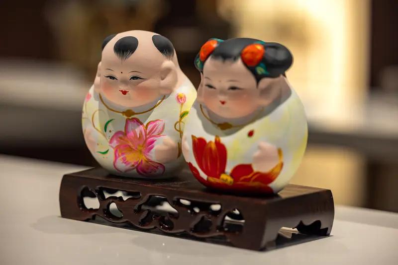 中国人连睡觉都有浪漫感，这话一点不假。就说全国夫妻睡觉的统一行为，互道晚安、拥抱