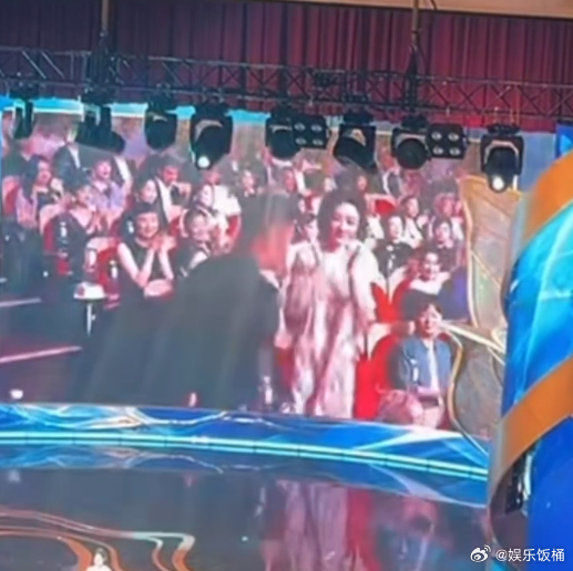 杨紫拥抱李雪杨紫鼓掌手都要拍冒烟了杨紫鼓掌手都要拍冒烟了！太可爱了，给杨紫接好运