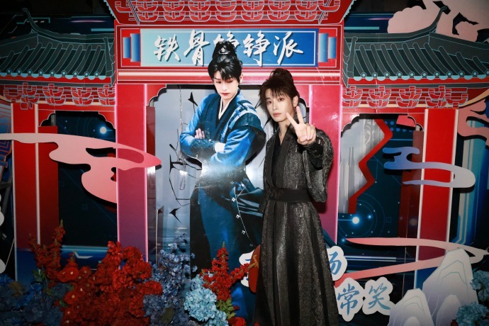 彭昱畅掌门下班了  《万古最强宗》杀青现场彭昱畅掌门和弟子双向奔赴，真的是太好玩