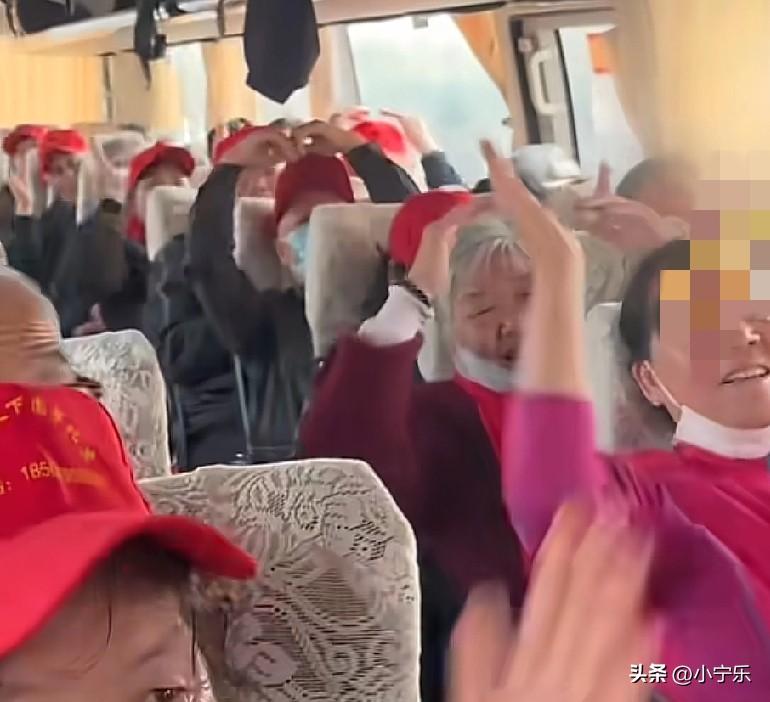 近日，山东淄博一85后村支书带全村130位60岁以上的老人免费游北京，这130位