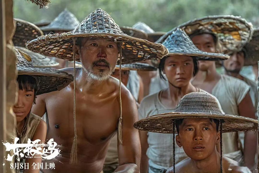 东极岛里的善意该被看见的啊 从海岛到海外，《东极岛》带着善意前行。它对抗误解，只