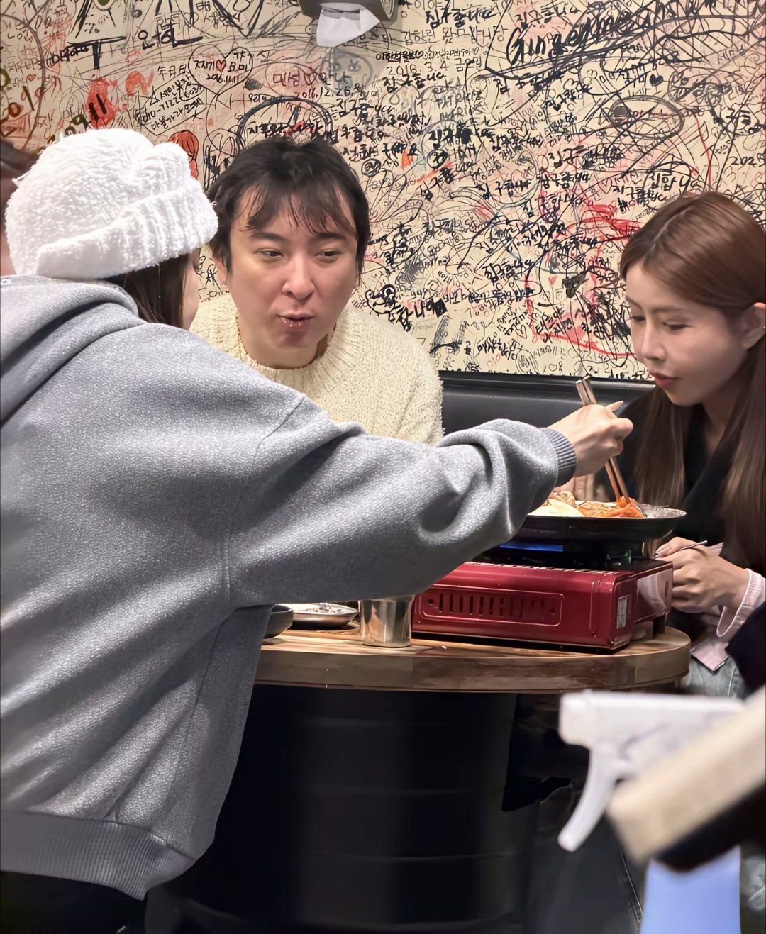 38岁王思聪和三个女生在韩国餐馆吃烤肉被偶遇，他现在看起来好沧桑，头发稀疏，脸型