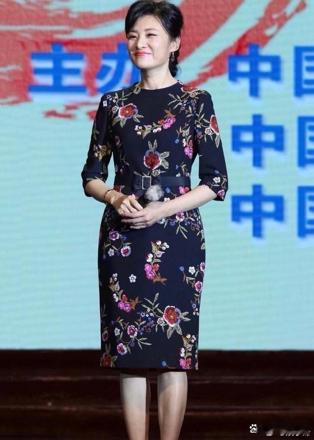 周涛的优雅依旧，岁月没有磨灭她的韵味。黑色印花裙搭配编发，彰显出独特的气质与风度