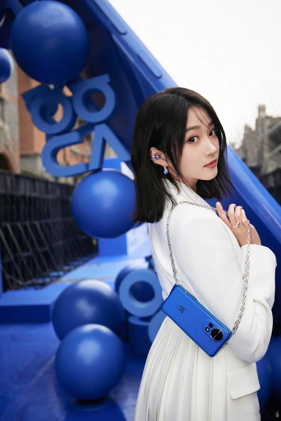 关晓彤：来到上海张园，参加#华为nova12# 系列
