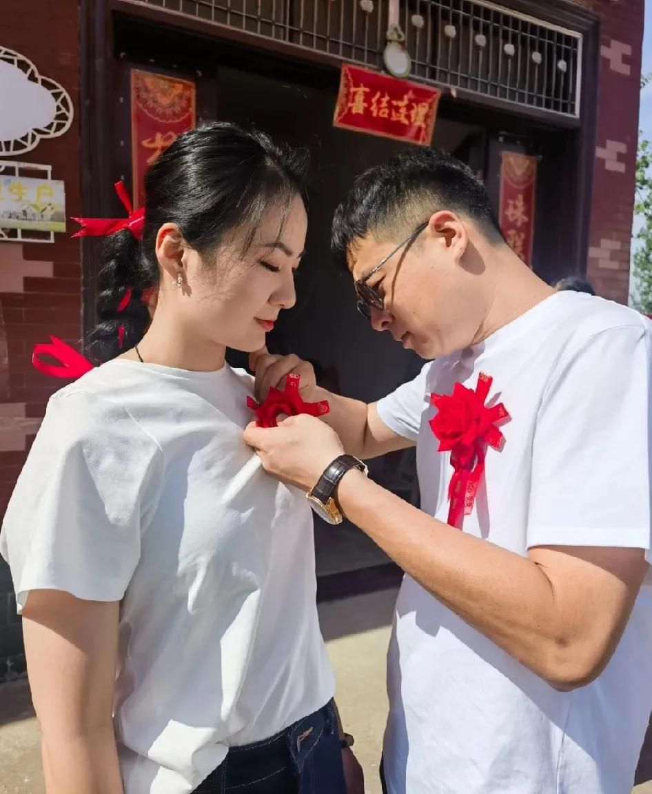 刷到二叔家女儿的婚礼，我第一反应是不敢信，这哪里是结婚，分明是把所有繁文缛节都剔