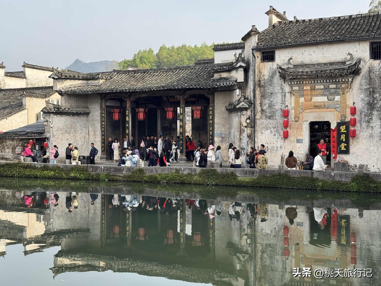 早晨7点的安徽宏村，雾气朦胧的感觉，还真像一幅流动的水墨画，网友，这景色比起下午