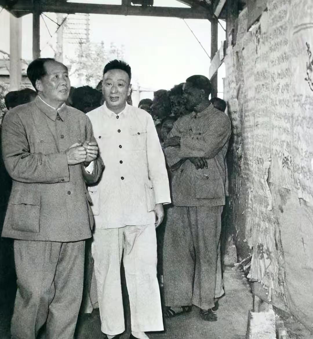 1957年上海街头，一张老照片掀起轩然大波。毛主席视察时身侧站着的男人，脚踩一双