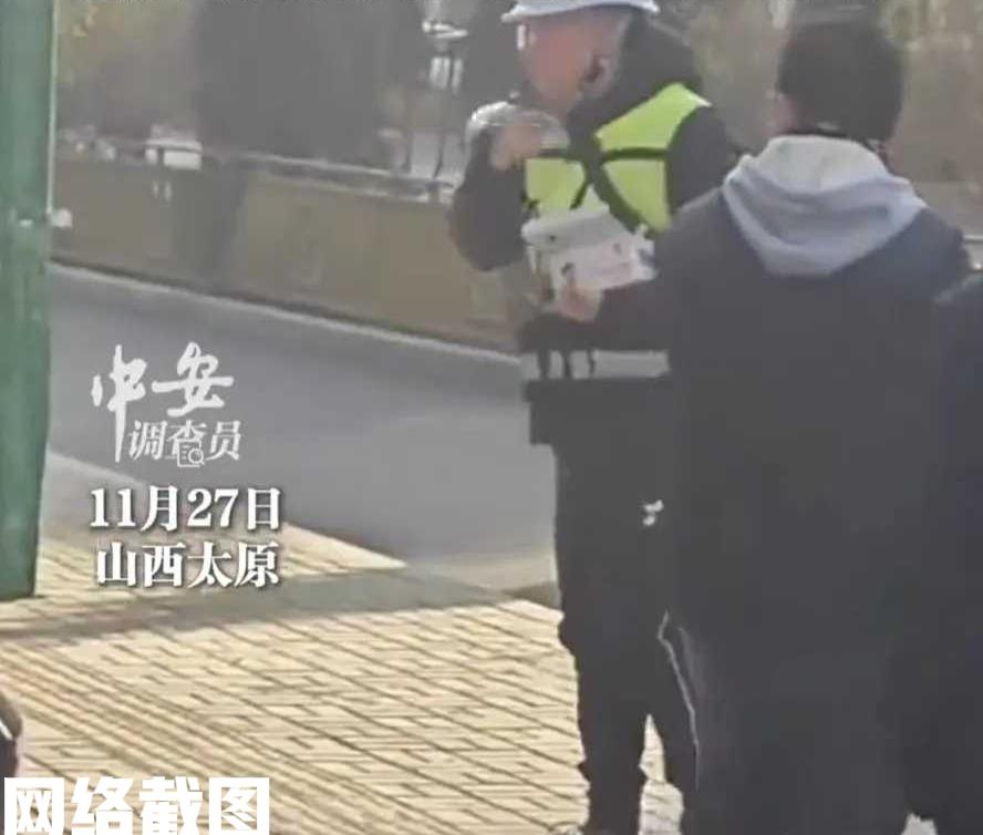 山西太原有男子走路时见人在撒钉子。

这撒钉子的人还是道路施工方，这把男子奇怪为