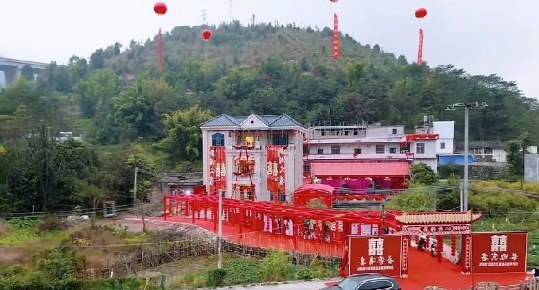 贵州盘县小伙装穷结婚，

当场暴露千万别墅，

新娘当场懵了。

这事儿网上传得