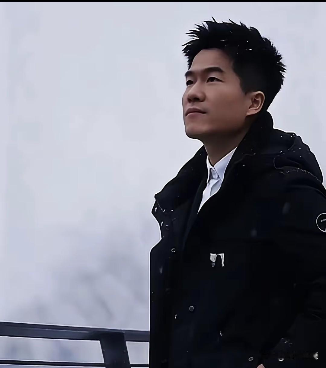 刷到《人物》拍的董宇辉，
第一反应是：起猛了？
镜头跟了二十多天，净拍些半夜和果