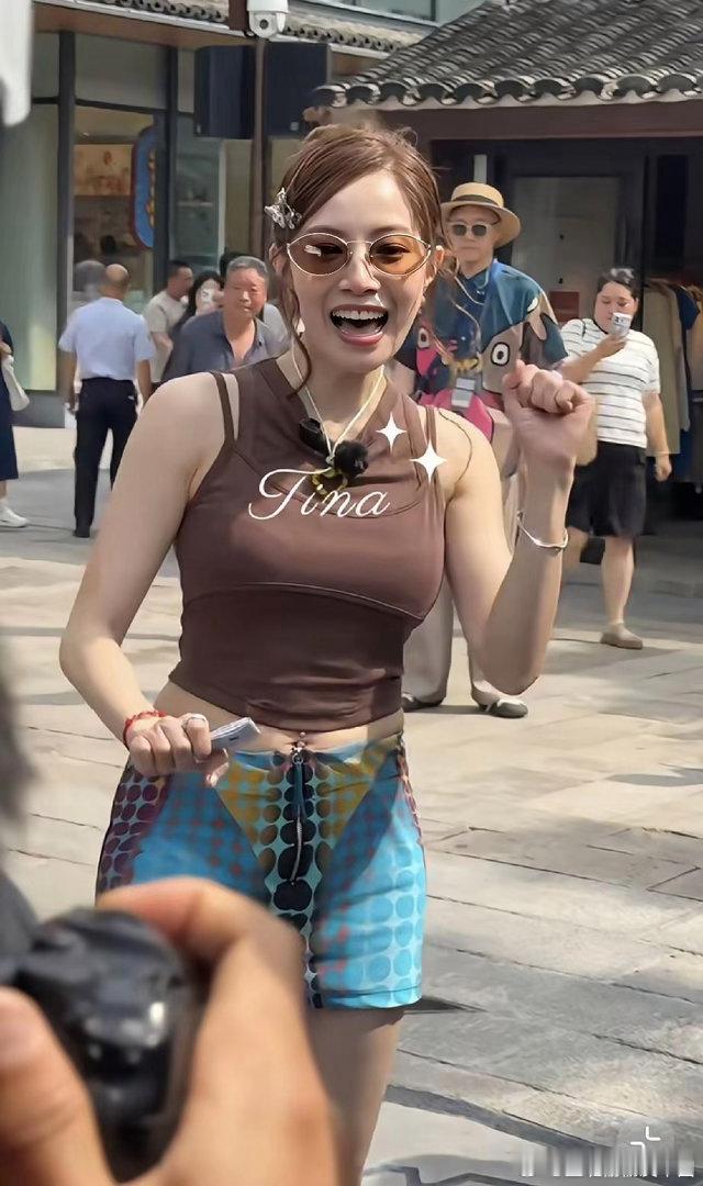 徐怀钰亮相宁波参加活动，她的身材保持得不错，就是稍微有点小肚腩；活力依旧，就是缺