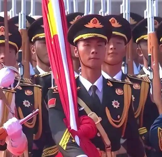 阅兵式上，张威抬手展旗，动作利落、英姿飒爽，那抹鲜艳的旗帜在阳光下猎猎飘扬，瞬间