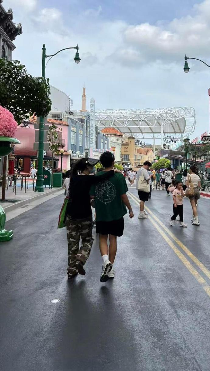 张柏芝带二儿子逛环球影城  新加坡偶遇张柏芝 有网友在新加坡环球影城偶遇张柏芝和