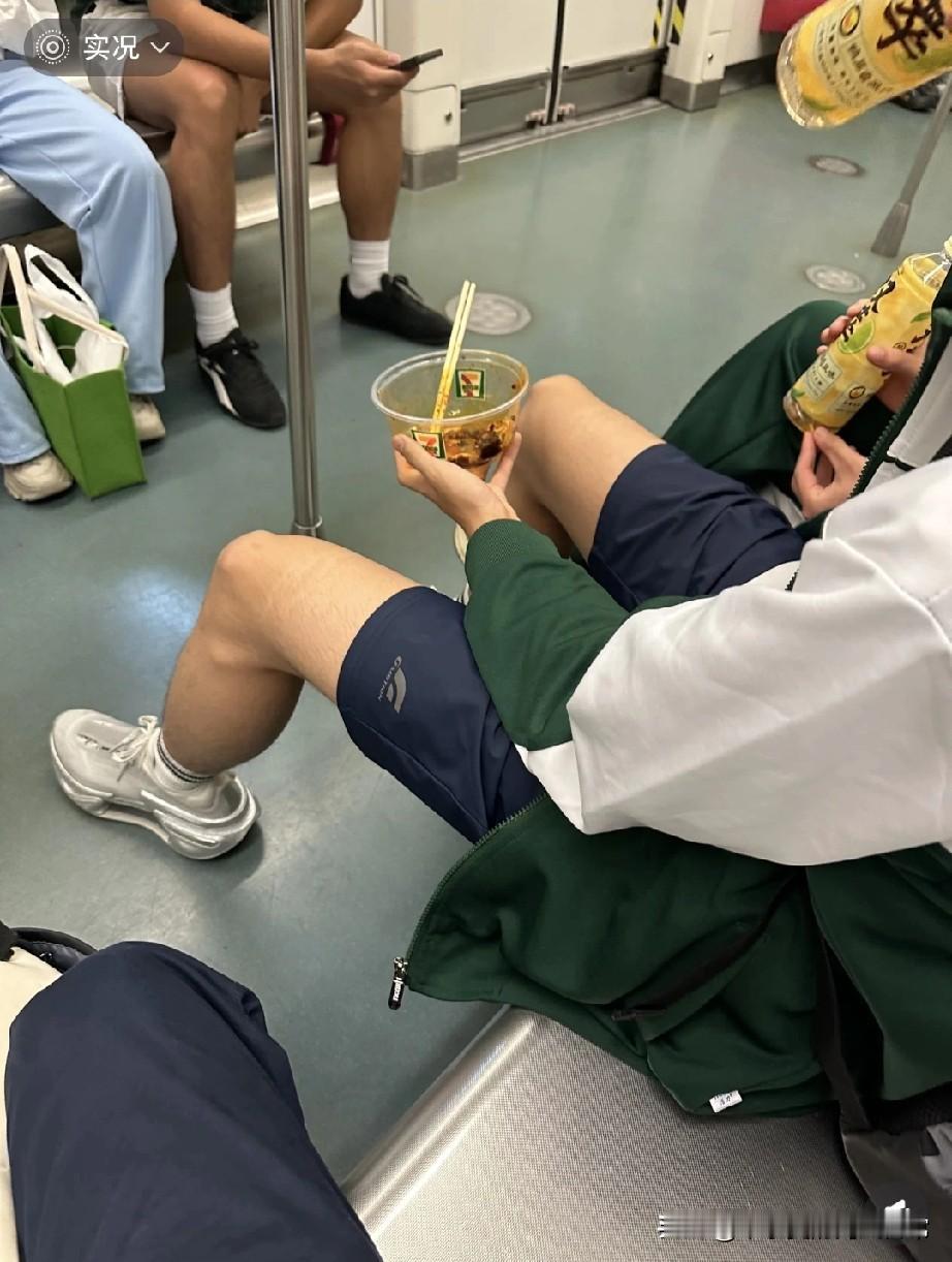 地铁里这一幕，真的给00后丢脸了！
 
刚坐地铁，一抬头血压直接飙了——俩穿校服