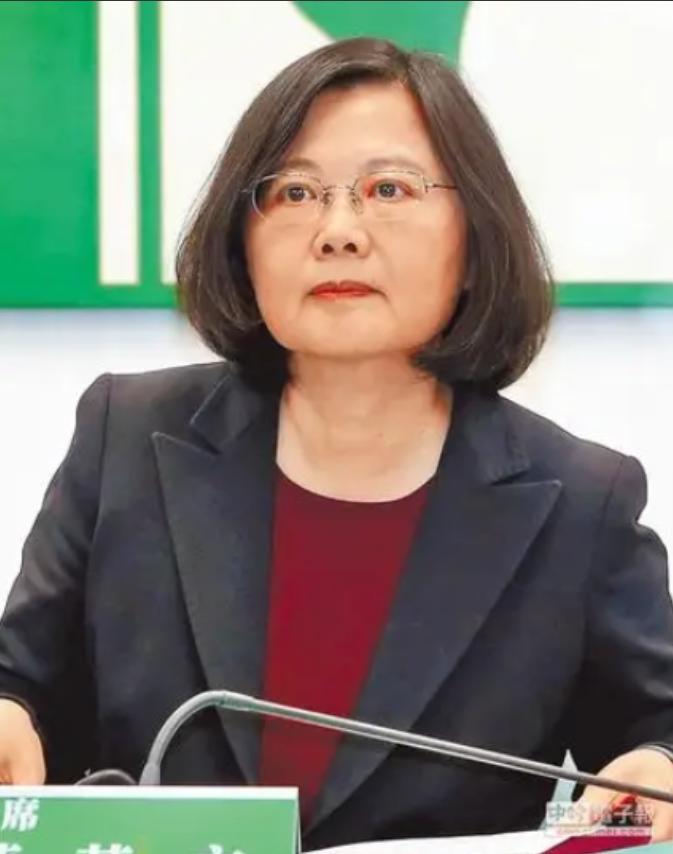 美国慌了？惊觉中国根本没打算“武统”。什么航母、导弹、围岛演习，全是障眼法？不，