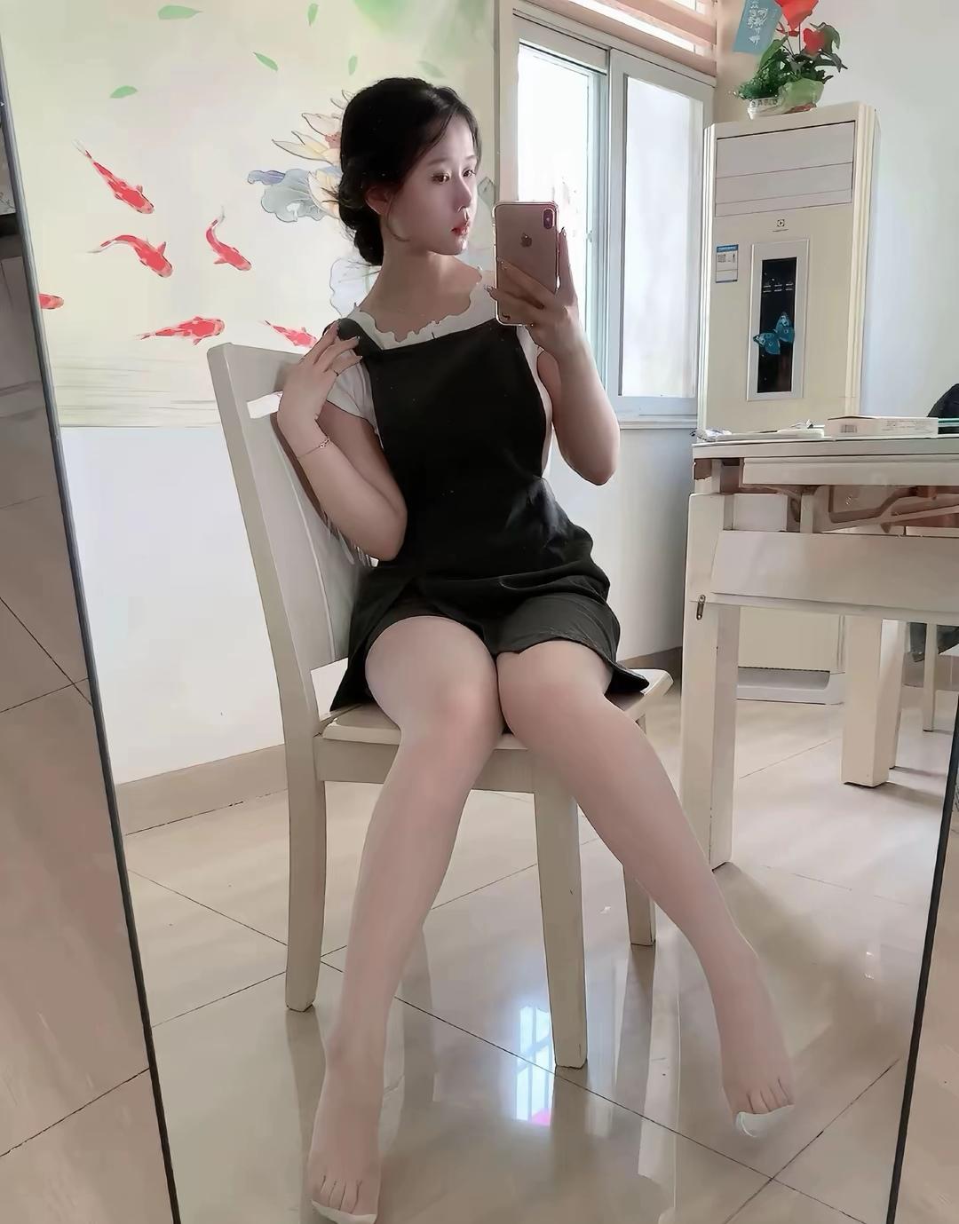 优雅黑裙，镜中自拍的甜美瞬间💄✨