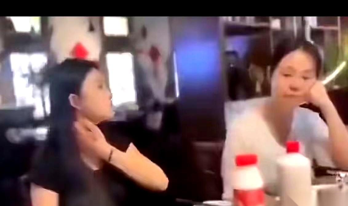 桌上还冒着热气，鲍鱼壳子和骨头堆成了小山。
河南商丘一饭馆里，那姑娘拿纸巾擦了擦