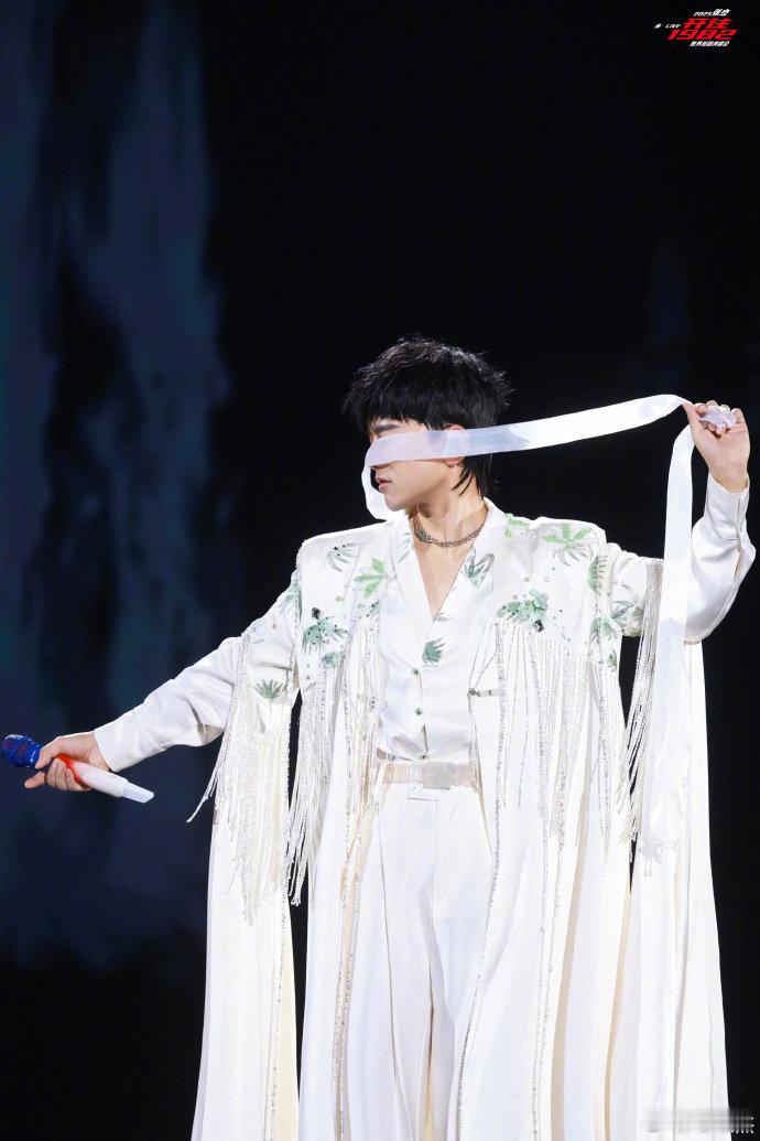 谁懂啊！张杰演唱会现场，粉丝集体喊通宵，杰哥内心 OS：你们是真不把我当外人啊 