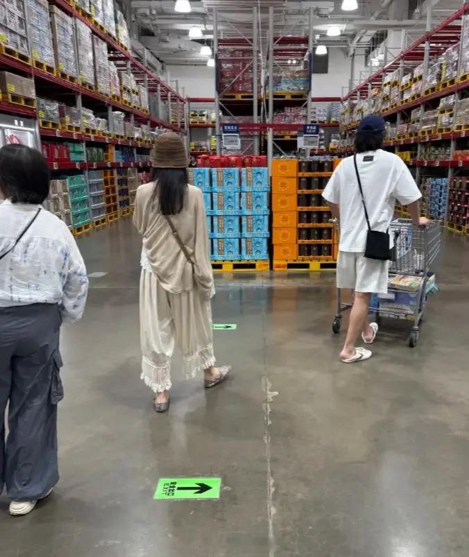 雷佳音和老婆翟煦飞还有母亲逛超市被偶遇，他口罩帽子遮面，穿着白色T恤大裤衩脚上趿
