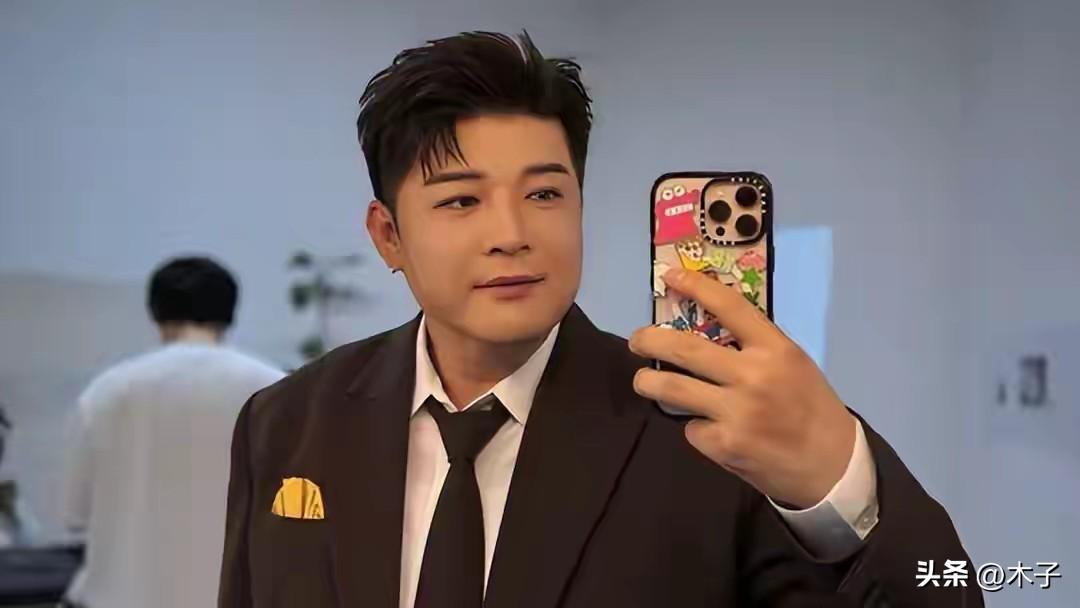 Super Junior成员神童（申东熙）在最新播出的综艺中亲口承认，因父母无休