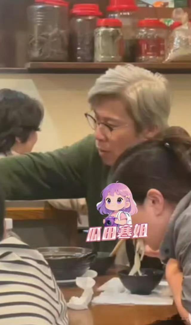 网传李乃文儿子大约10岁李乃文头发这么白吗？ ​​​