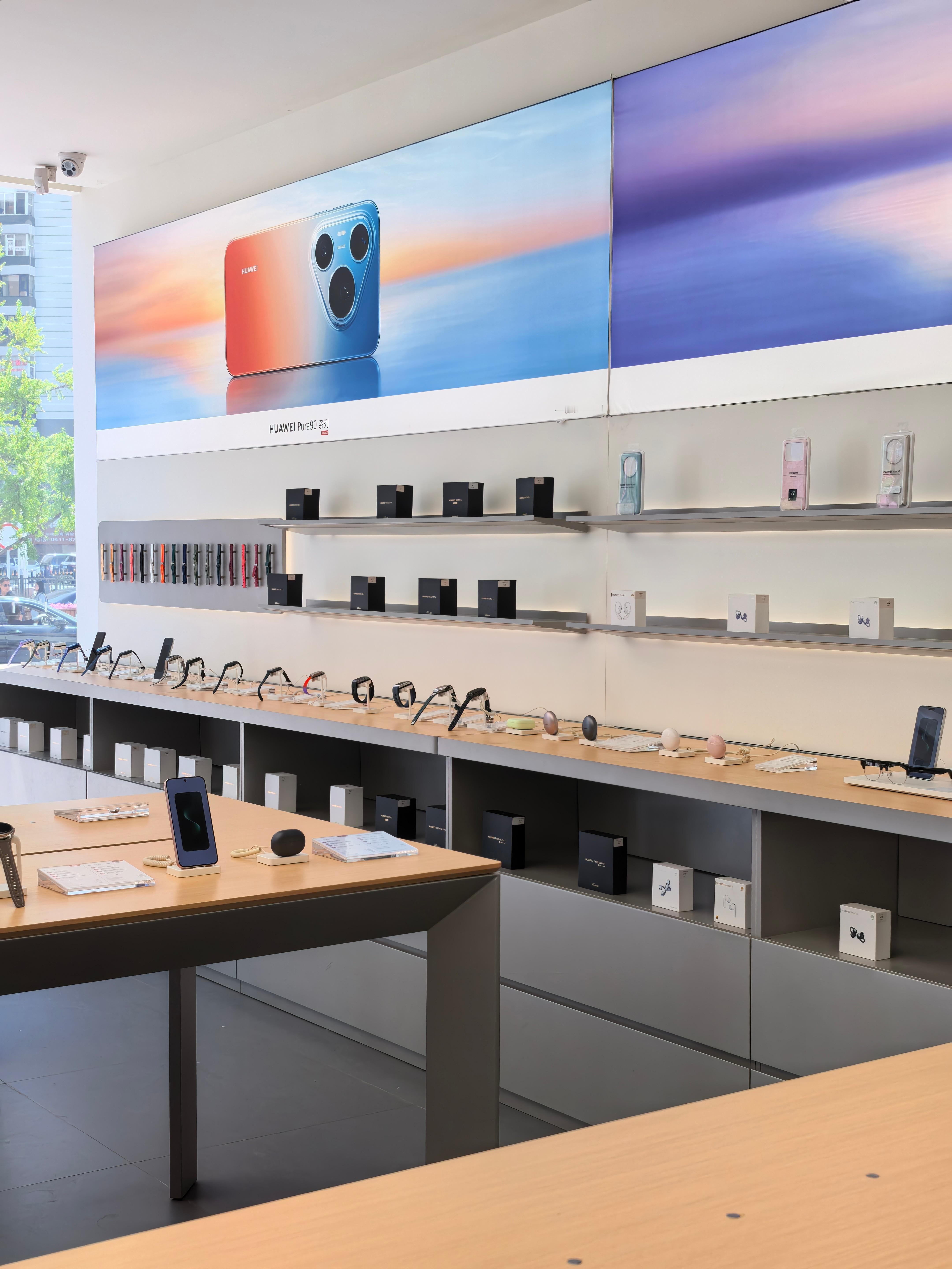 午休时间来给 CFO买台 Pura X Max店里只有 512G 白色现货，那就