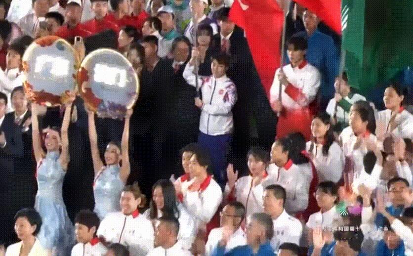 你们发现了吗？
全运会闭幕式上，
这两个旗手是朱雨玲和杜凯琹吧？
我说呢，
澳门