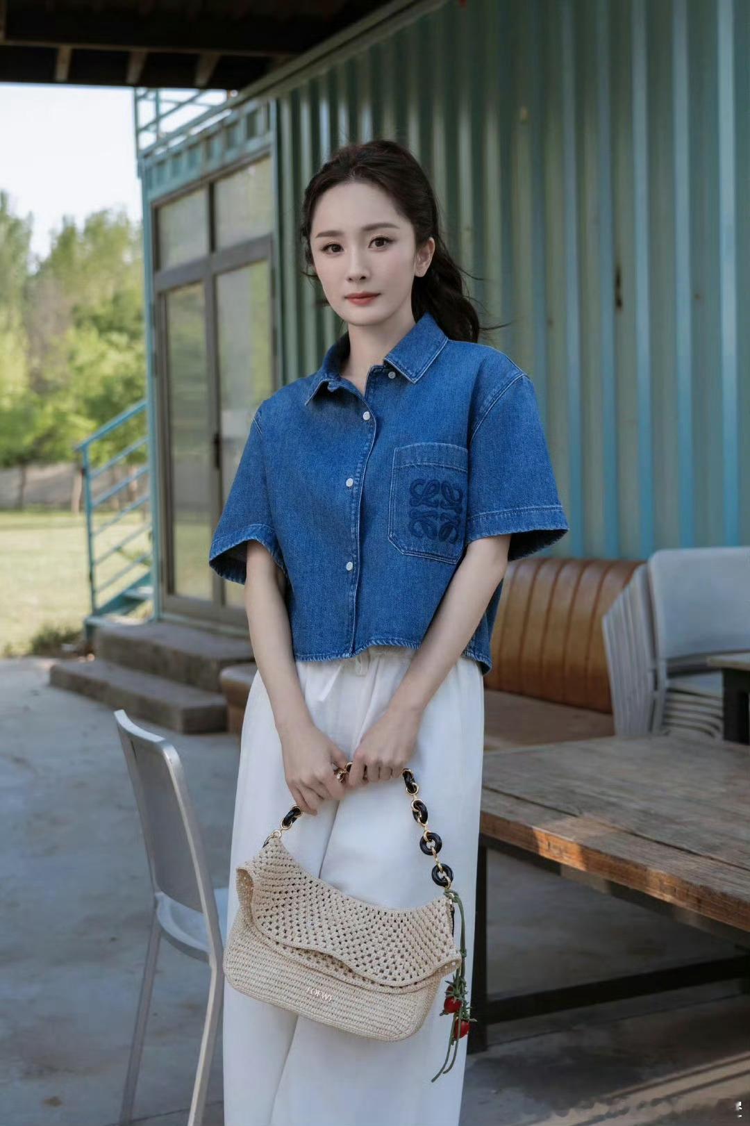 杨幂  🦊杨幂siinsiin全球品牌代言人 天空晴了以后，会把一切都照的透亮