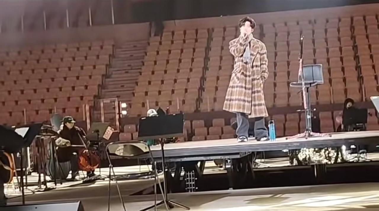 陈楚生彩排了《漂洋过海来看你》！
哇哦，深圳的宝子们有口福了。
他竟然彩排了这首