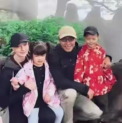 撒贝宁这基因真是开了复制粘贴外挂！

一双儿女全随他，妥妥的中国长相，儿子简直是