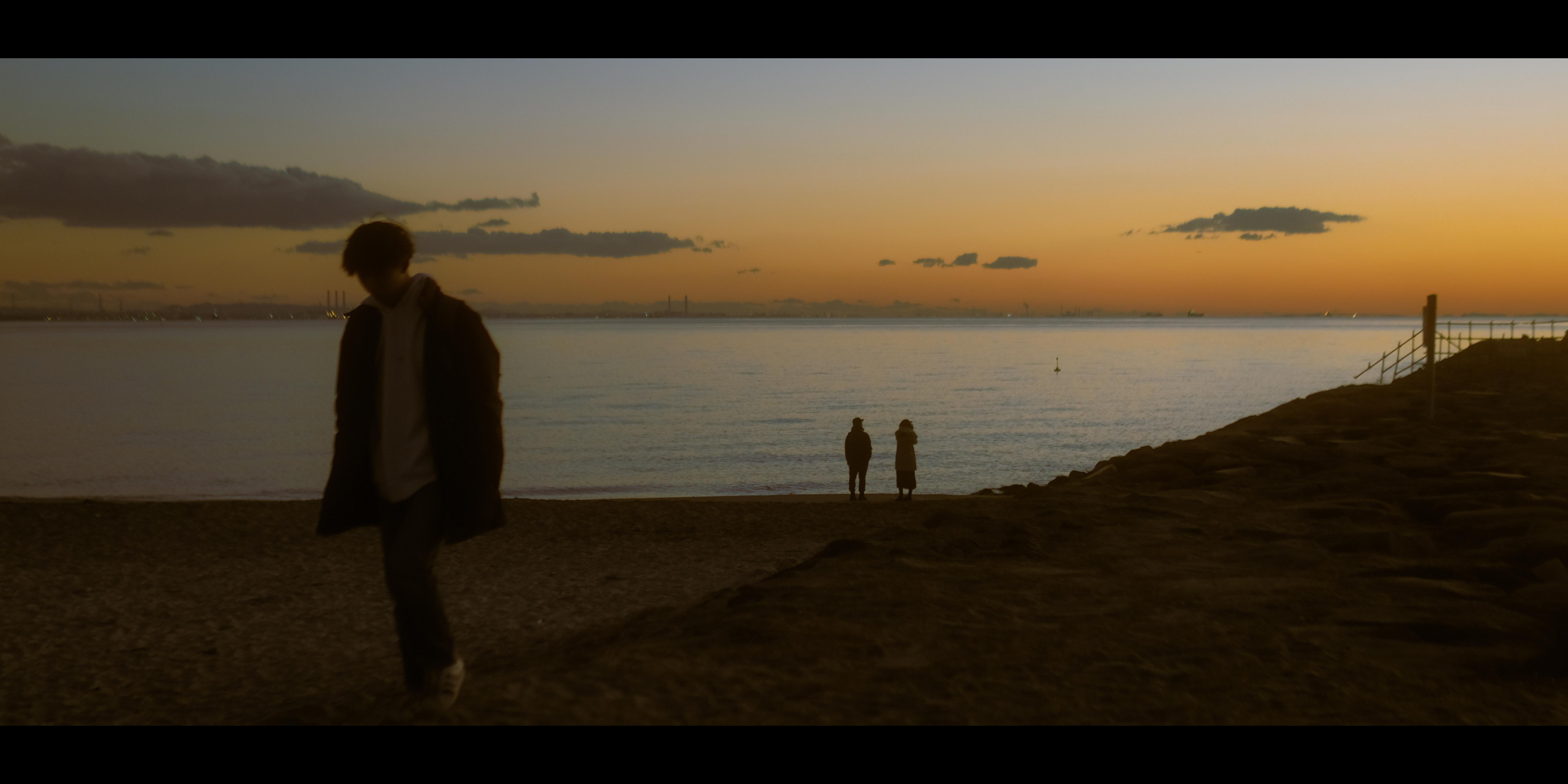 当我们还是孩子的时候，我们曾以为，等我们长大，我们就会不再脆弱。然而长大就是一个