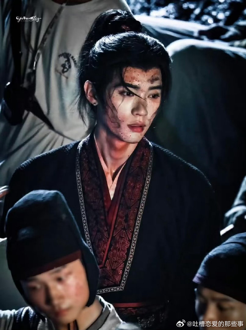 周翊然这个耳钉简直神来之笔谁被周翊然战损造型狠狠戳中了！清冷耳钉搭配标志性泪痣，