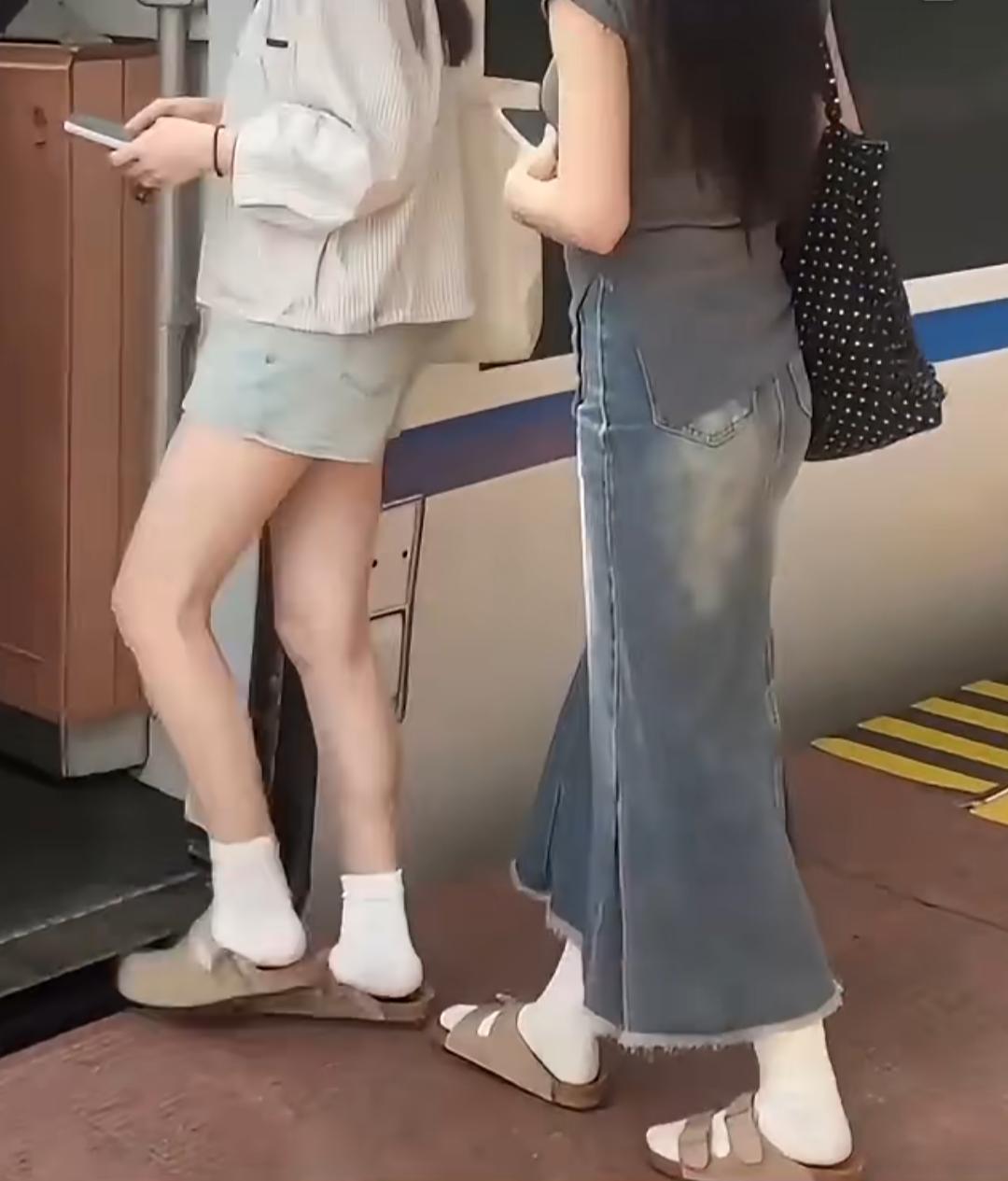 穿拖鞋配袜子，这到底是怕热还是怕冷？