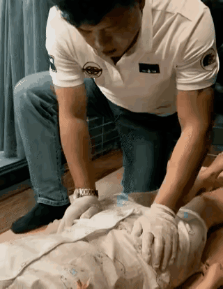 穴位按摩，
有助于气血通畅，
预防心脑血管疾病的发生！