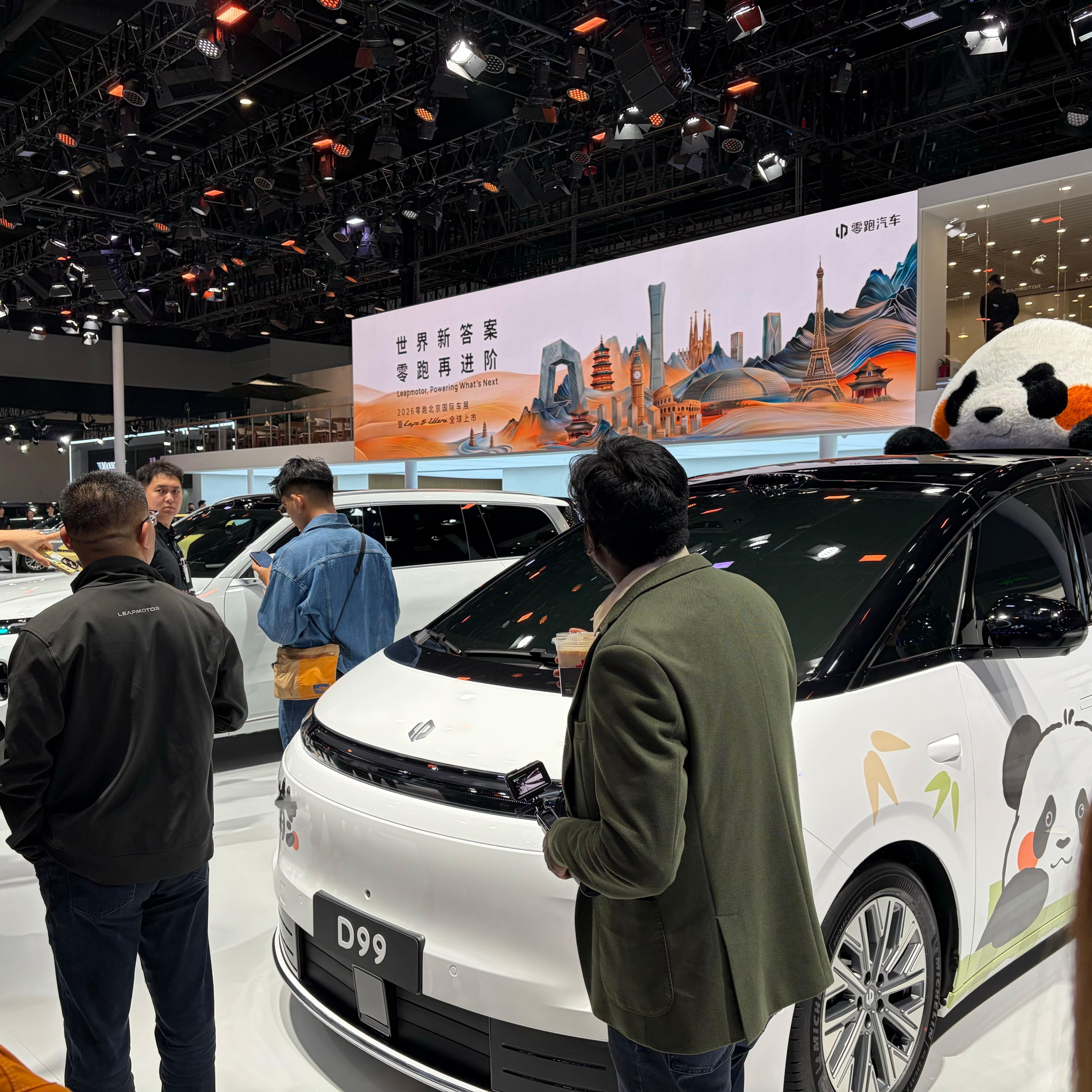 外国人又被熊猫硬控了 没想到外国人对熊猫的热情这么夸张。北京车展零跑展台的D99