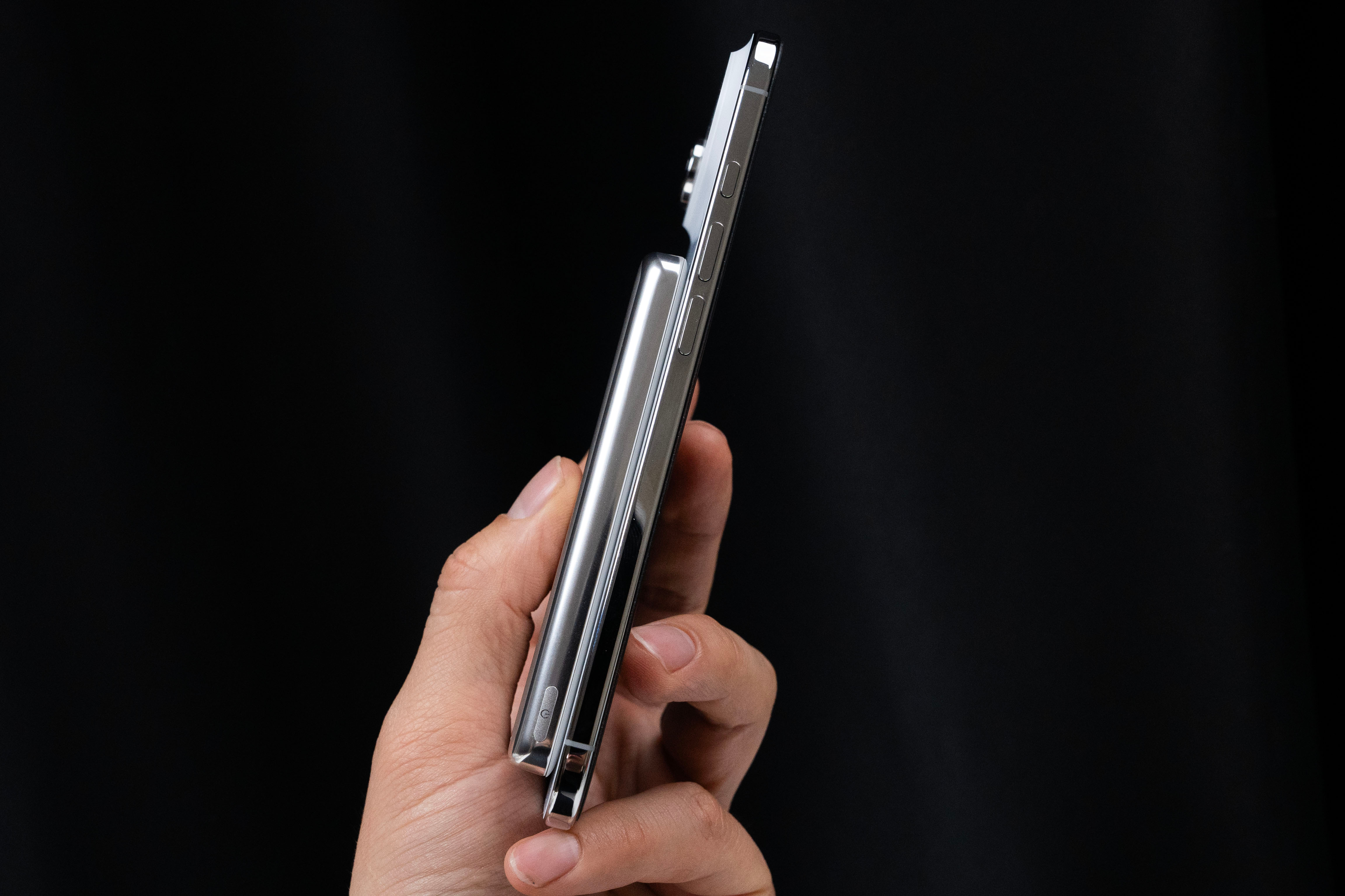 给 iPhone Air 备上了一款好搭档—倍思卡片磁吸移动电源，是星源钛配色，