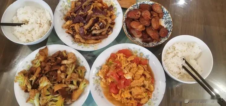 我每天早上这么认真的做饭，他却说自己营养不良！

昨天晚上散步回来，他突然对我说