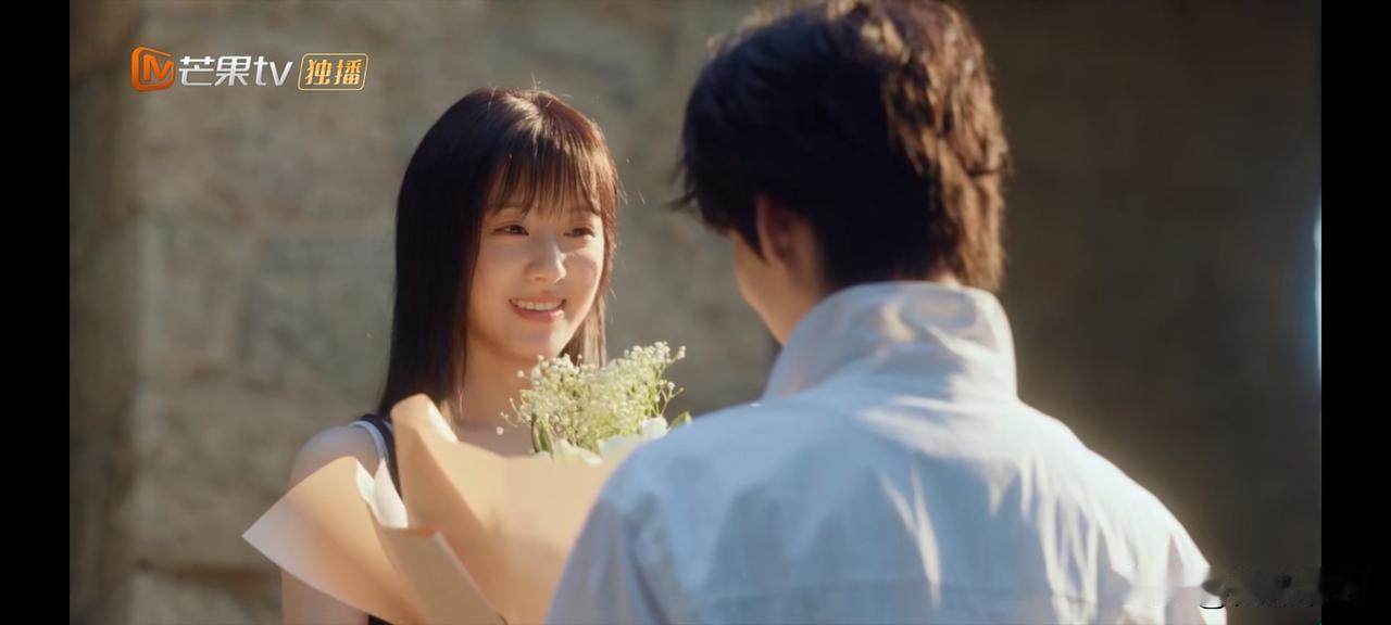 《炽夏》第16、17集预告：周挽给陆西骁买早餐，陆西骁偷偷给周挽买花作为惊喜。陆