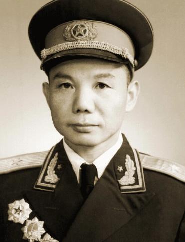 1954年，12军政委李震升职，军长肖永银为他饯行，几杯美酒下肚后，肖永银却当面