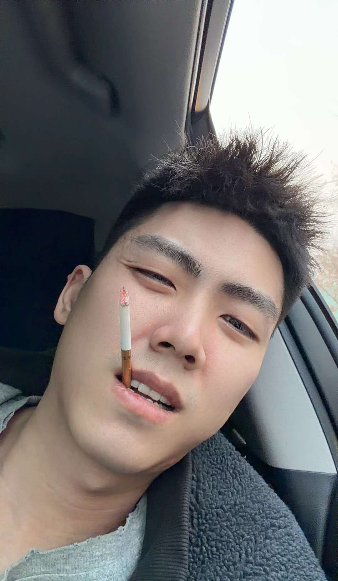 高忆晨：我们只是分手了并不是什么仇人，我们所有的情绪都在对方面前表达过，及使我们