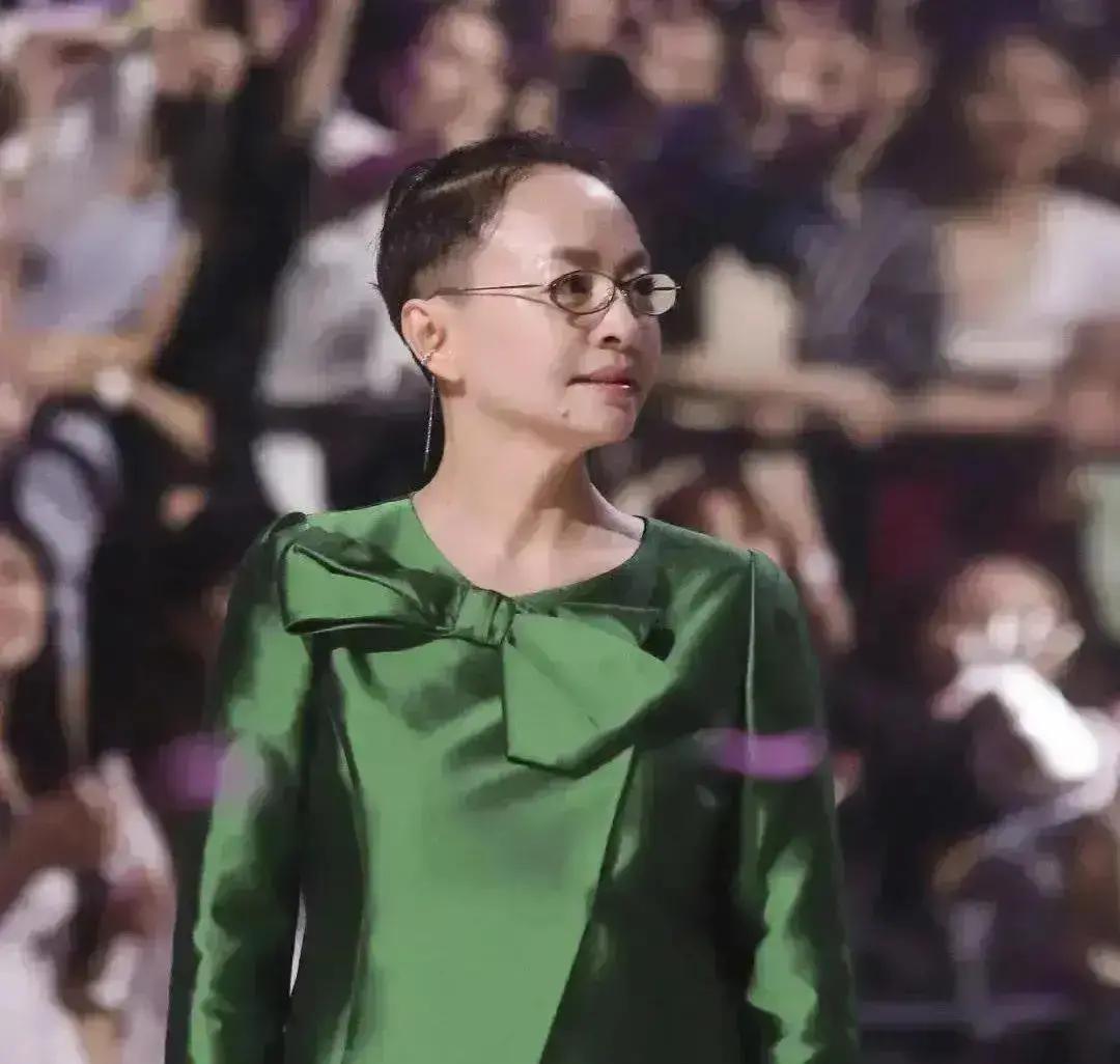 赵本山差点“逼疯”宋丹丹，是靠安眠药撑起的春晚经典。
99年《昨天今天明天》彩排