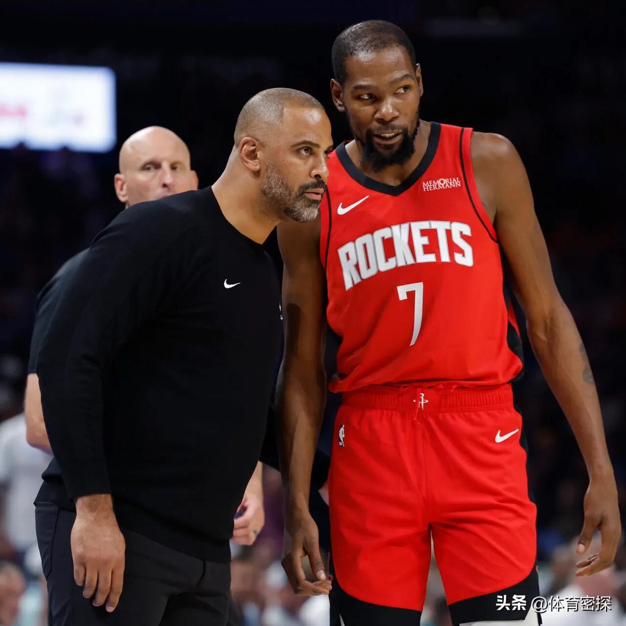 杜兰特一针见血，质疑乌度卡进攻战术！
惨败凯尔特人赛后采访，杜兰特谈到了球队的三