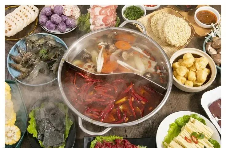 #立冬适合吃什么#立冬时节，正是吃羊肉火锅的好时候。有一个小镇叫做温馨村，那里的
