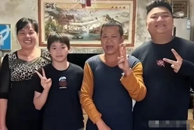 全红婵成名后，有人说全红婵父母蹭女儿流量，甚至还说他不能跟全红婵一起吃饭，全红婵