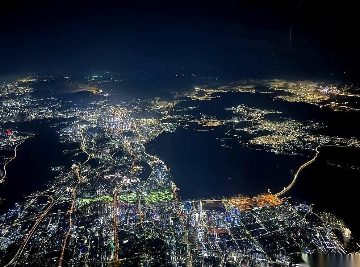 广东连续36年坐头把交椅，这事儿谁都知道。
但掀开这张成绩单，背后有个数，看得人