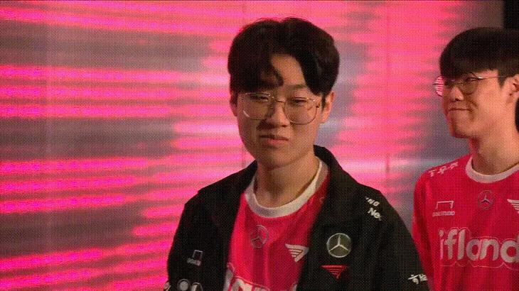 终于回归，T1全队登场时面露喜色
T1对阵KDF赛前，因伤缺席四周比赛的Fake