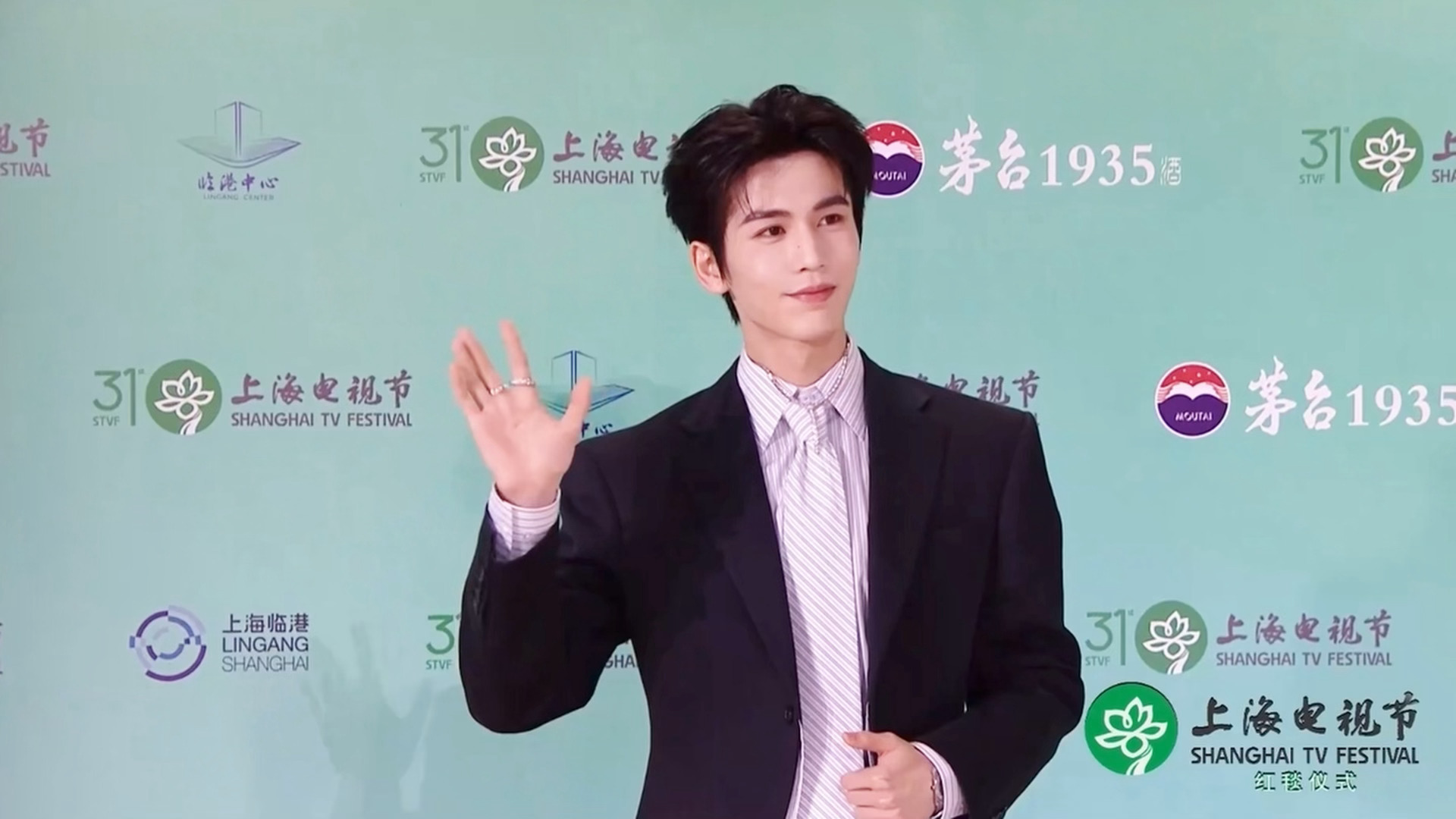 张凌赫白玉兰红毯图，此男好权威 张凌赫白玉兰红毯帅得好正
