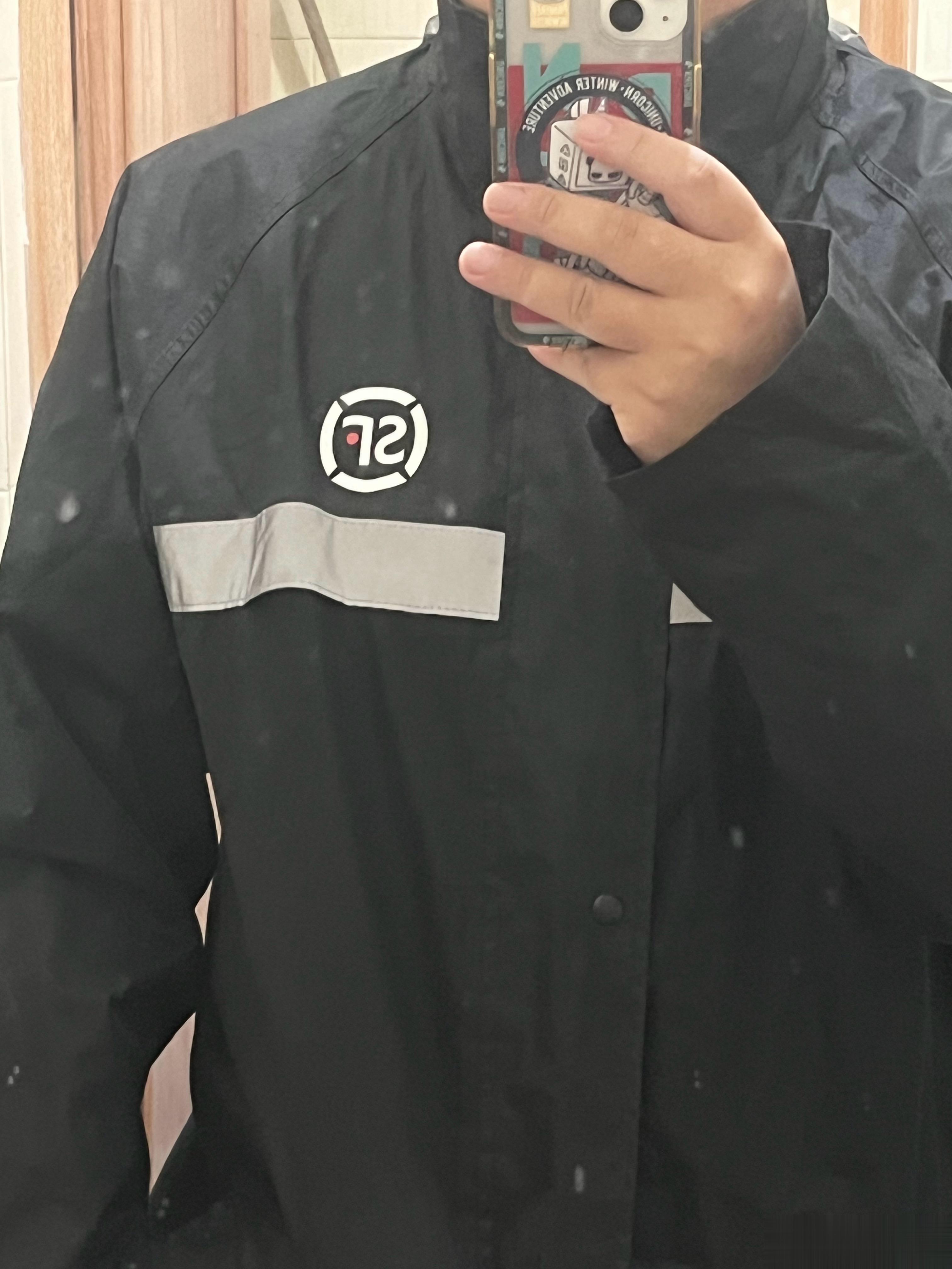 自从买了一件二手雨衣就想什么时候下雨好让我测试一下这雨衣的防雨性能，自从到货后一