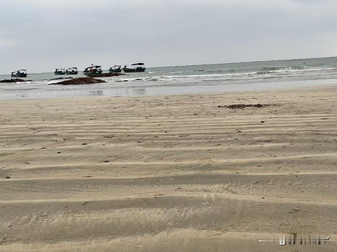 晒图笔记大赛平展的沙滩，没有起伏，没有高低之分。看到的波折，是视角的问题，也许看