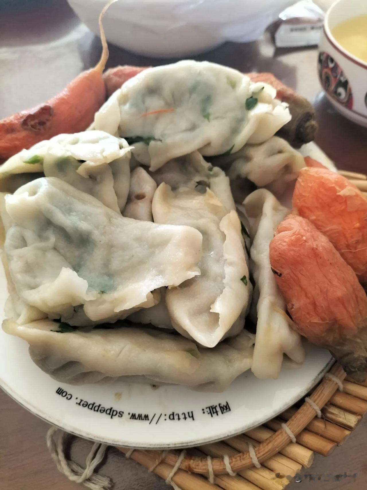 这个冬至不简单，中午吃大餐，晚上又聚餐，早晨阳光灿烂，阳台生机盎然。

冬至要吃